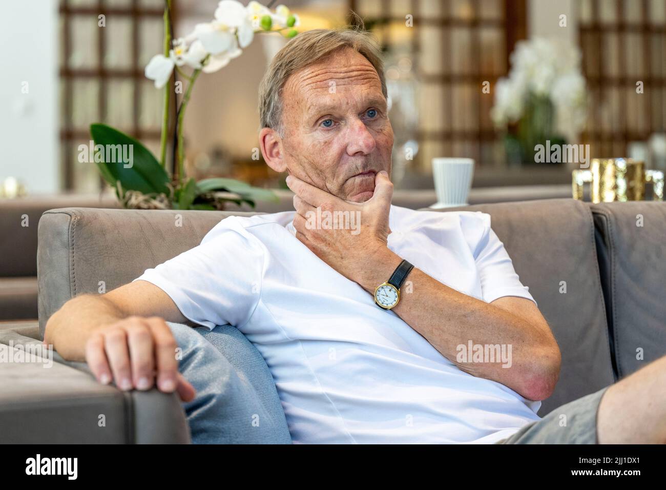 PRODUKTION - 19. Juli 2022, Schweiz, Bad Ragaz: Fußball, Trainingslager von Borussia Dortmund, Geschäftsführer Hans-Joachim Watzke spricht im Interview. (Zu 'Watzke erklärt Bayern-Topfavoriten - Haller-Schock erschwert Start') Foto: David Inderlied/dpa Stockfoto