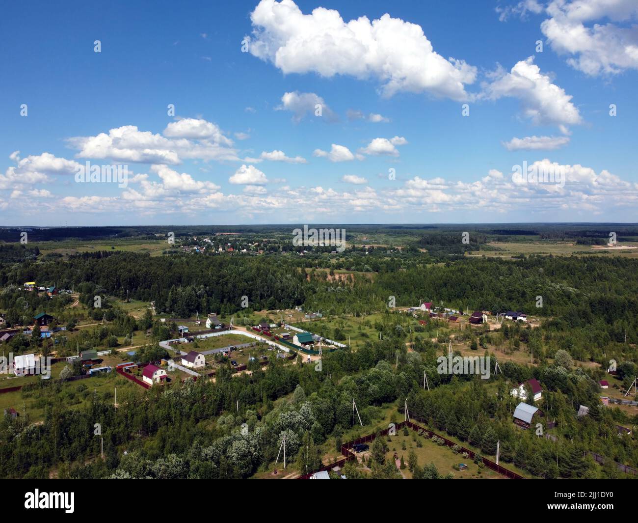 Ländliche Landschaft mit vielen privaten Häusern mit Gehöften im mittleren Band von Russland in der hellen sonnigen Sommertag Luftbild Stockfoto