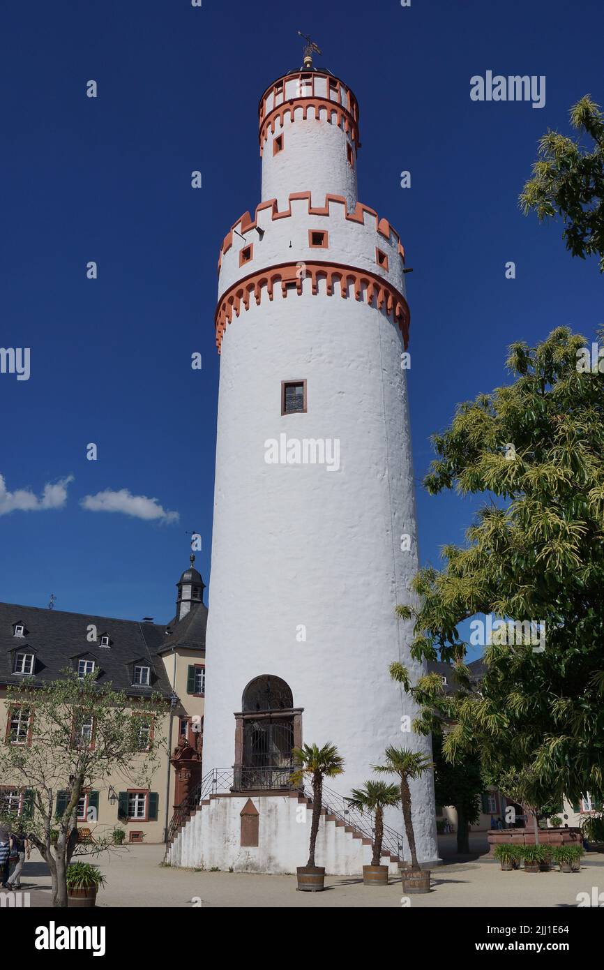 Halten Sie sich im Innenhof des Schlosses Bad Homburg. Der Weiße Turm. Sommerresidenz der hessischen Landgrafen und preußischen Könige. Stockfoto