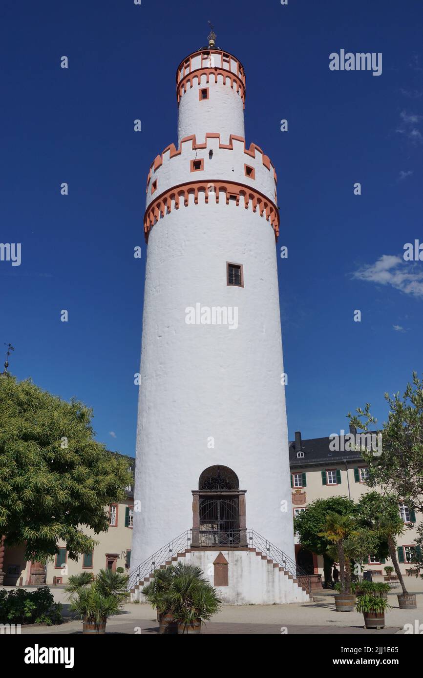Halten Sie sich im Innenhof des Schlosses Bad Homburg. Der Weiße Turm. Sommerresidenz der hessischen Landgrafen und preußischen Könige. Stockfoto
