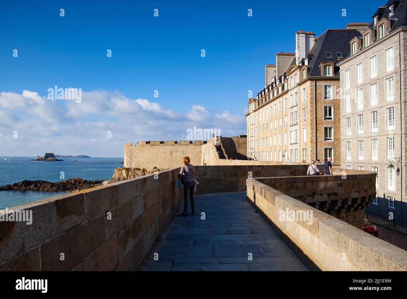 Saint Malo, Frankreich - 15. Oktober 2021: Der Teil der Bastion Saint-Philippe. Die Bastion stammt aus dem Jahr 1714, der Zeit des zweiten Wachstums von Saint Malo. Stockfoto