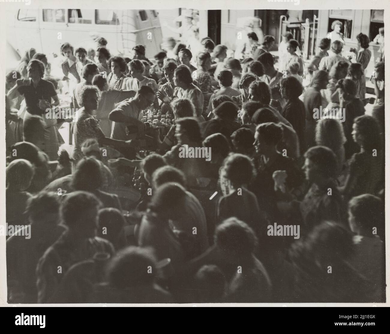 Ein Vintage-Foto um den Februar 1942, das weibliche Flüchtlinge auf der Ipoh Station in Perak, Malaysia, von Penang auf ihrem Weg nach Singapur während der japanischen Invasion in Malaya zeigt Stockfoto