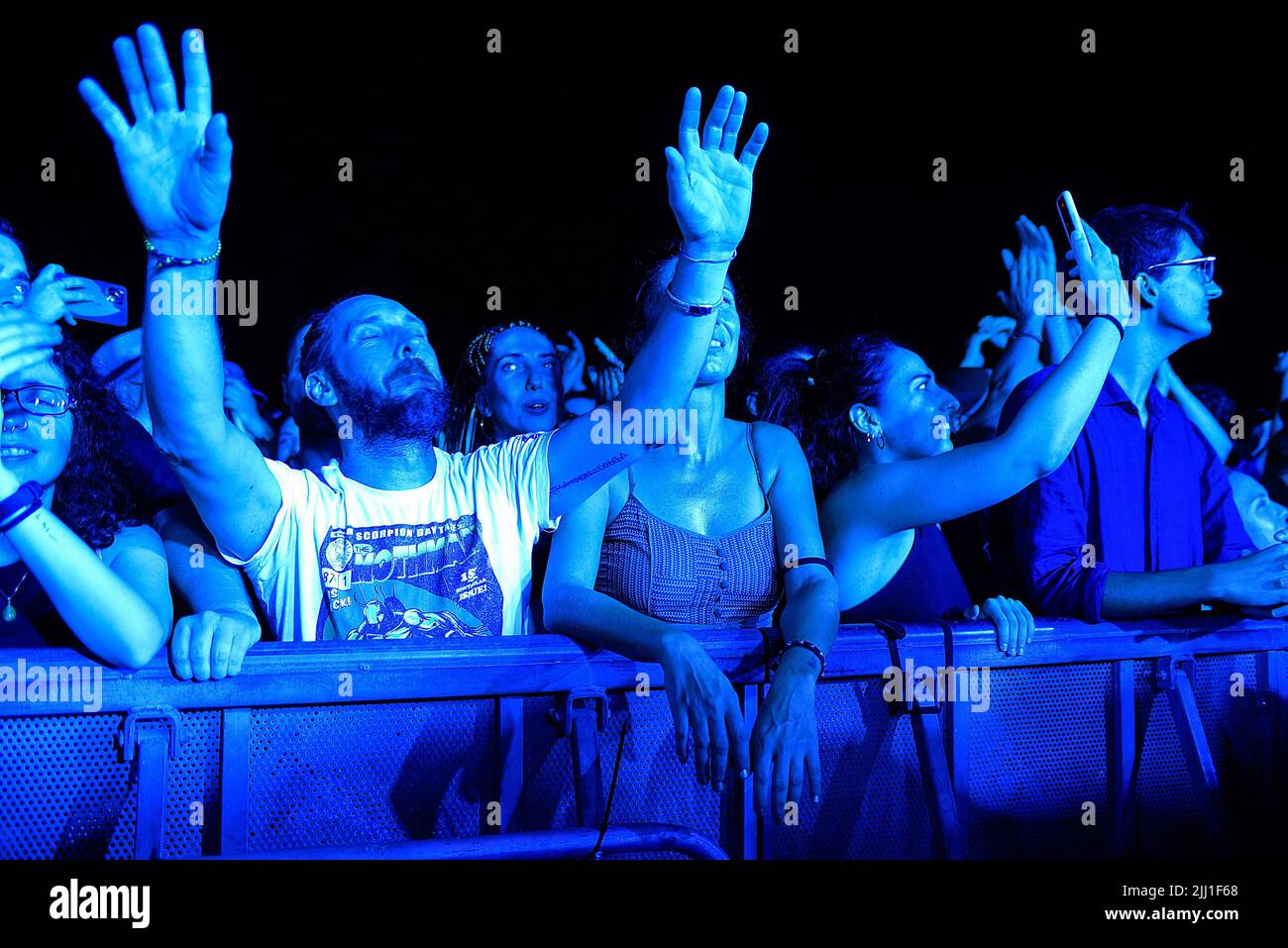 Rom, Italien. 21.. Juli 2022. Fan der Rockband Zen Circus besuchen die Live-Performance in der Villa Ada in Rom. Kredit: SOPA Images Limited/Alamy Live Nachrichten Stockfoto