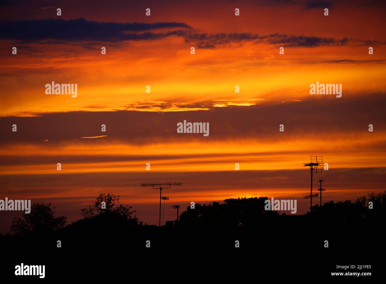 Rote Wolken vom Sonnenuntergang am Abend Stockfoto