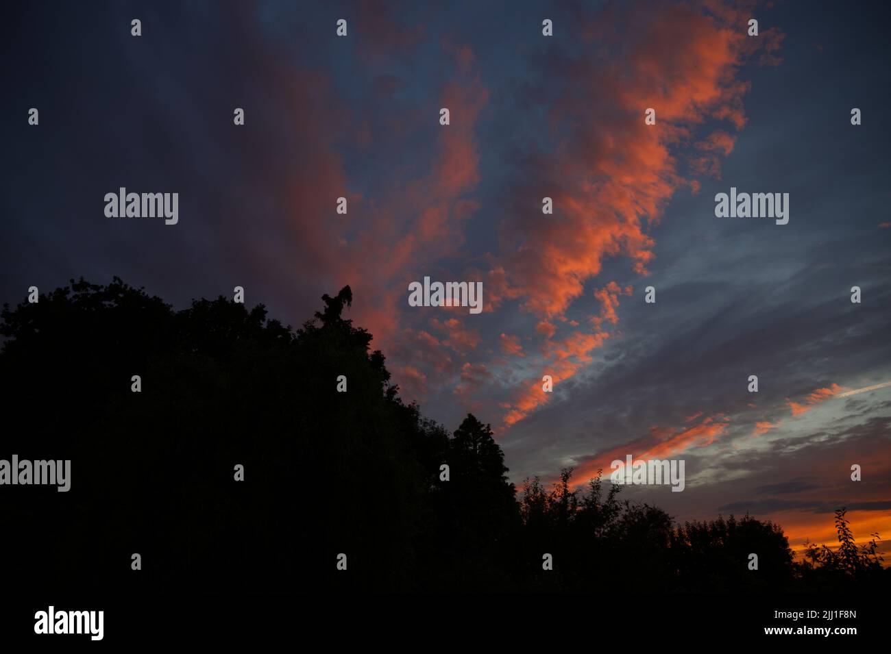 Rote Wolken vom Sonnenuntergang am Abend Stockfoto
