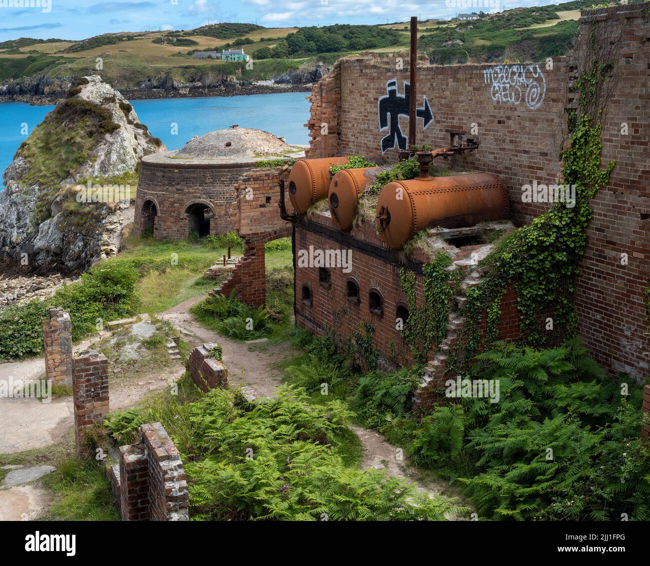 Grafitti und viktorianisches Industrieerbe in Porth Wen, Anglesey, Wales, Großbritannien Stockfoto