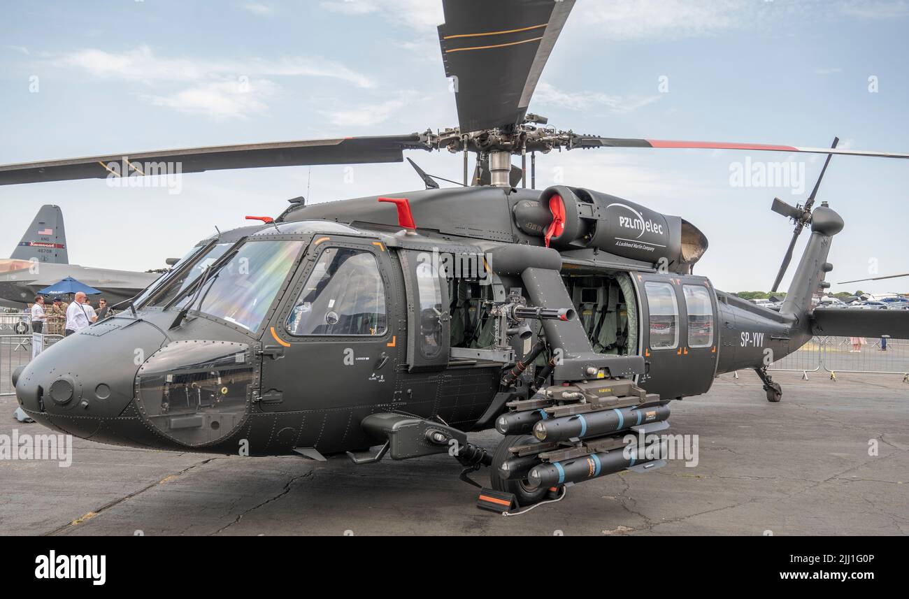 Farnborough International Airshow, 18. Juli 2022, Hampshire, England, Großbritannien. PZL Mielec Sikorsky S-70i Blackhawk Helikopter SP-YVY auf statischem Display auf der Trade Airshow. Stockfoto