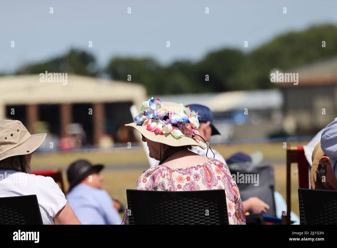 Lady trägt bunten Hut beim Royal International Air Tattoo, Fairford, Gloucestershire,2022 Stockfoto