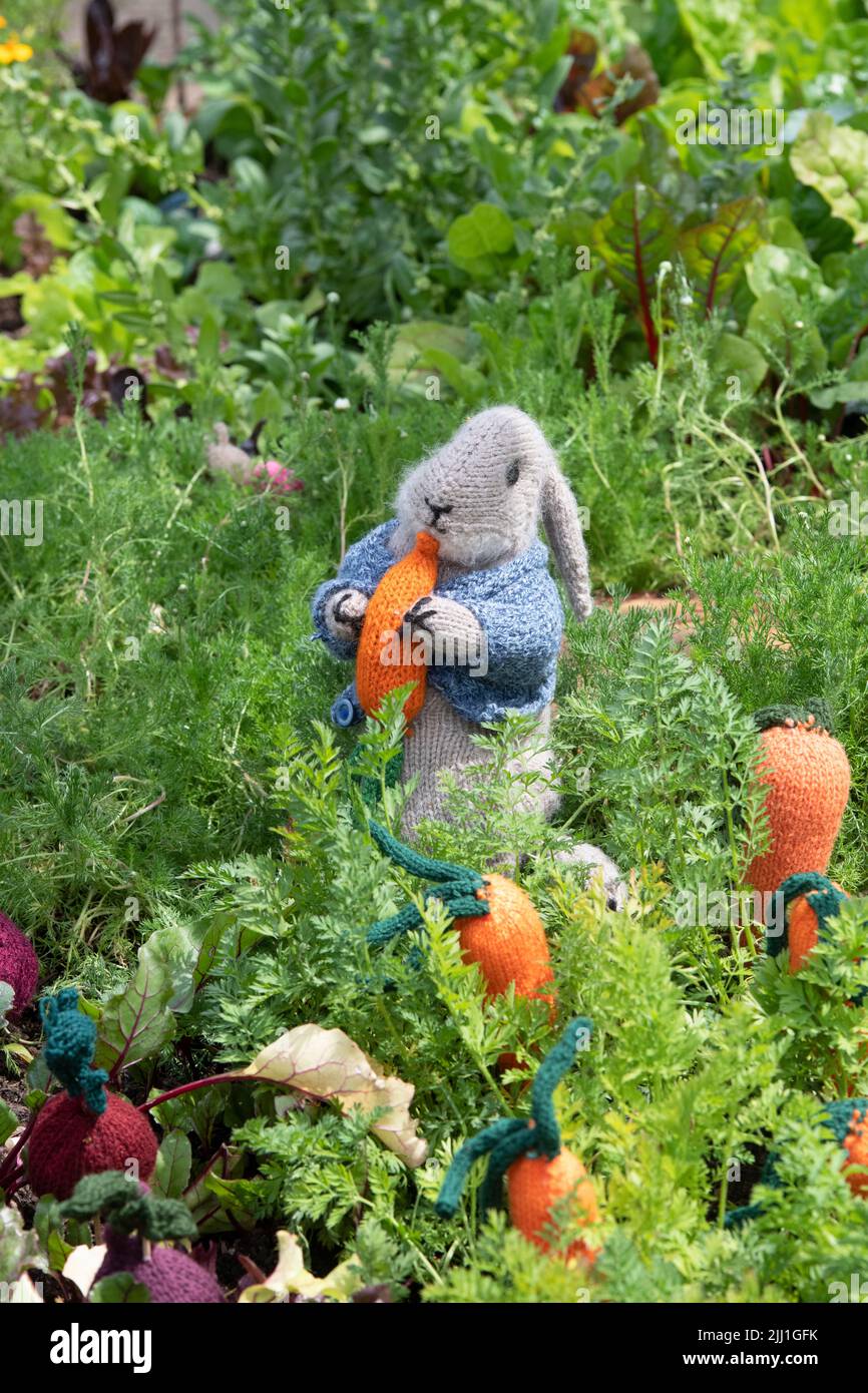 Walton Charity Community – Garnbombenvorstellung der Zuteilung bei der RHS Hampton Court Palace Flower Show 2022. Gestricktes Kaninchen und Karotten in der Zuteilung Stockfoto
