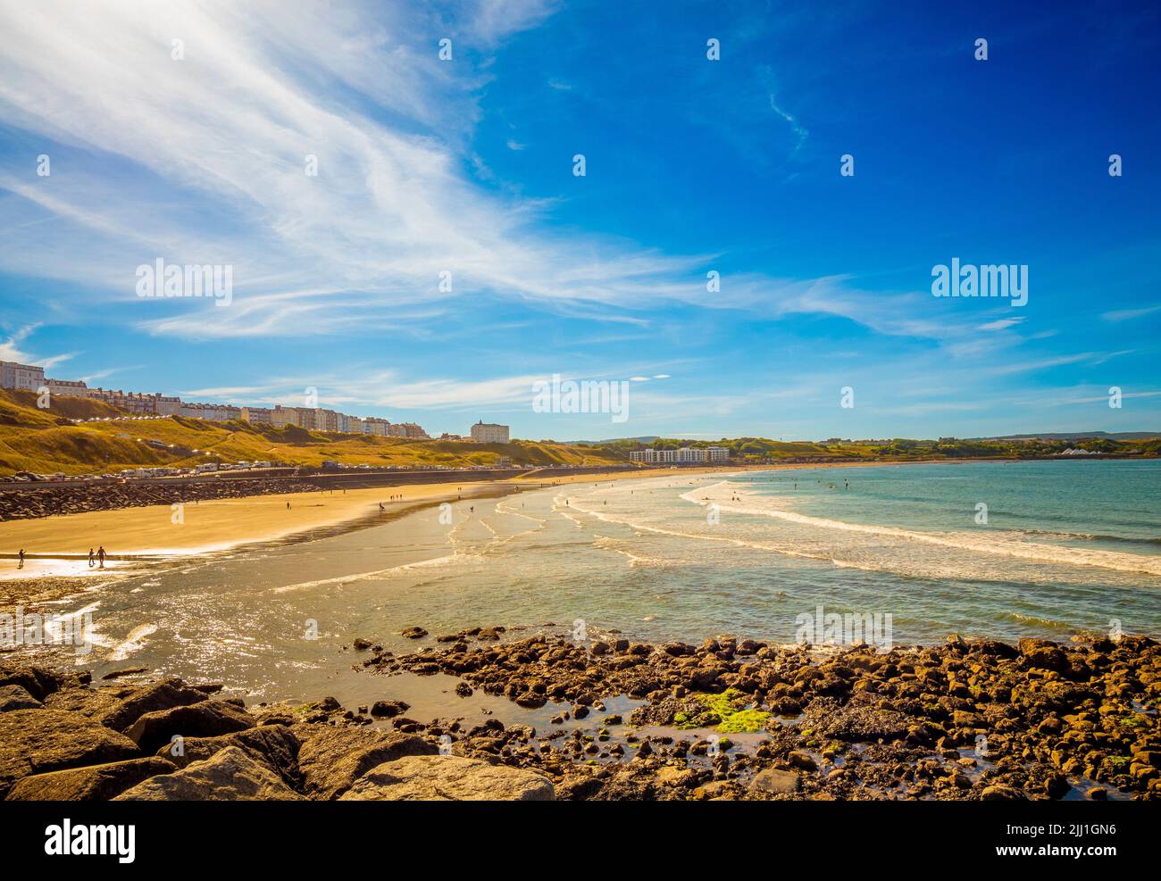 Der goldene Sand der North Bay in Scarborough mit seinem Strand mit blauer Flagge an einem sonnigen Sommertag. VEREINIGTES KÖNIGREICH. Stockfoto