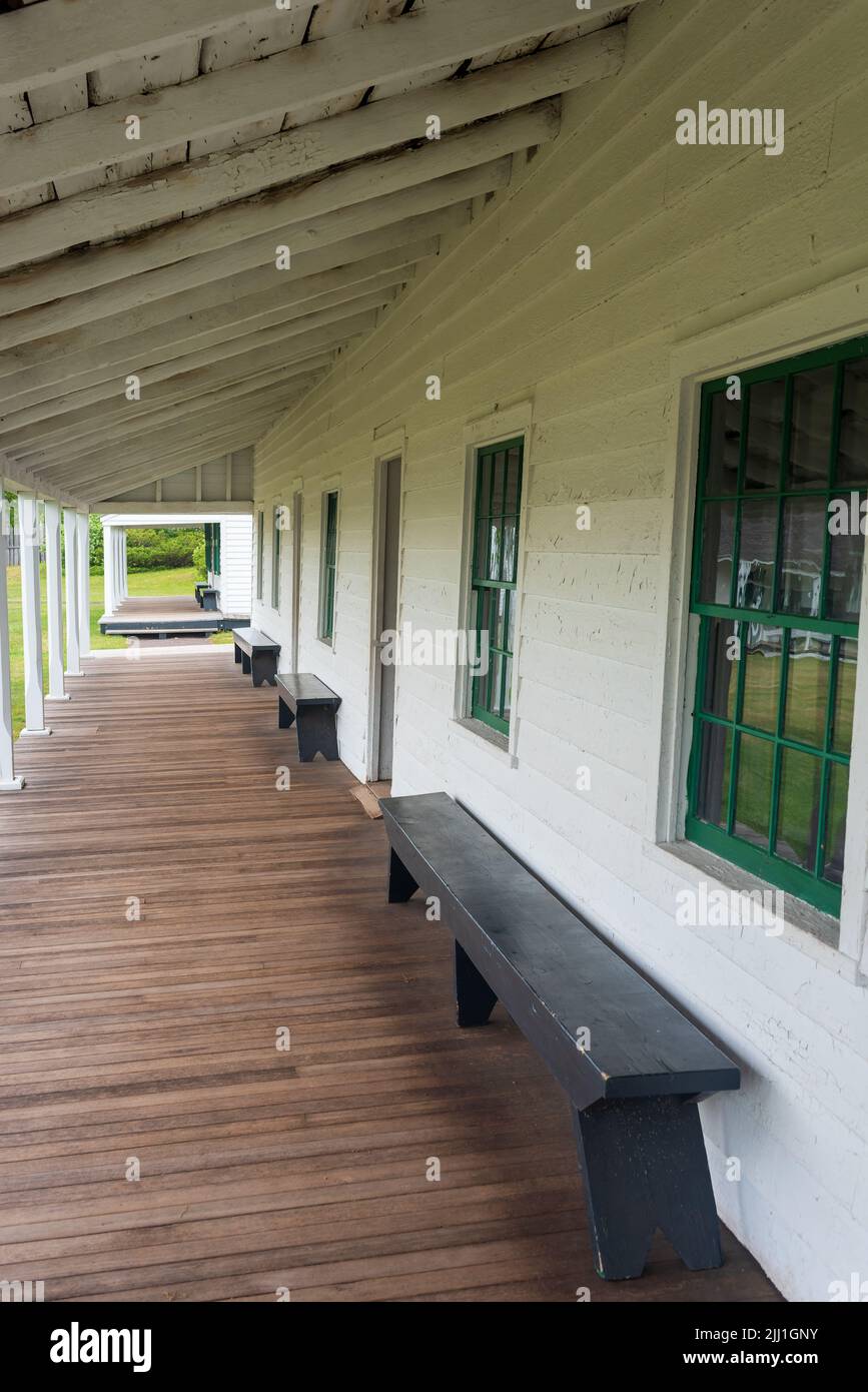Bank auf der überdachten Veranda im Fort Wilkins Historic State Park Stockfoto