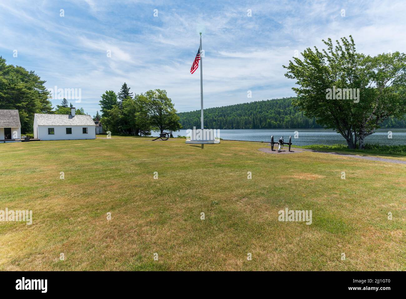 Alter Ruhm und Kanone im Fort Wilkins Historic State Park in Copper Harbor Stockfoto
