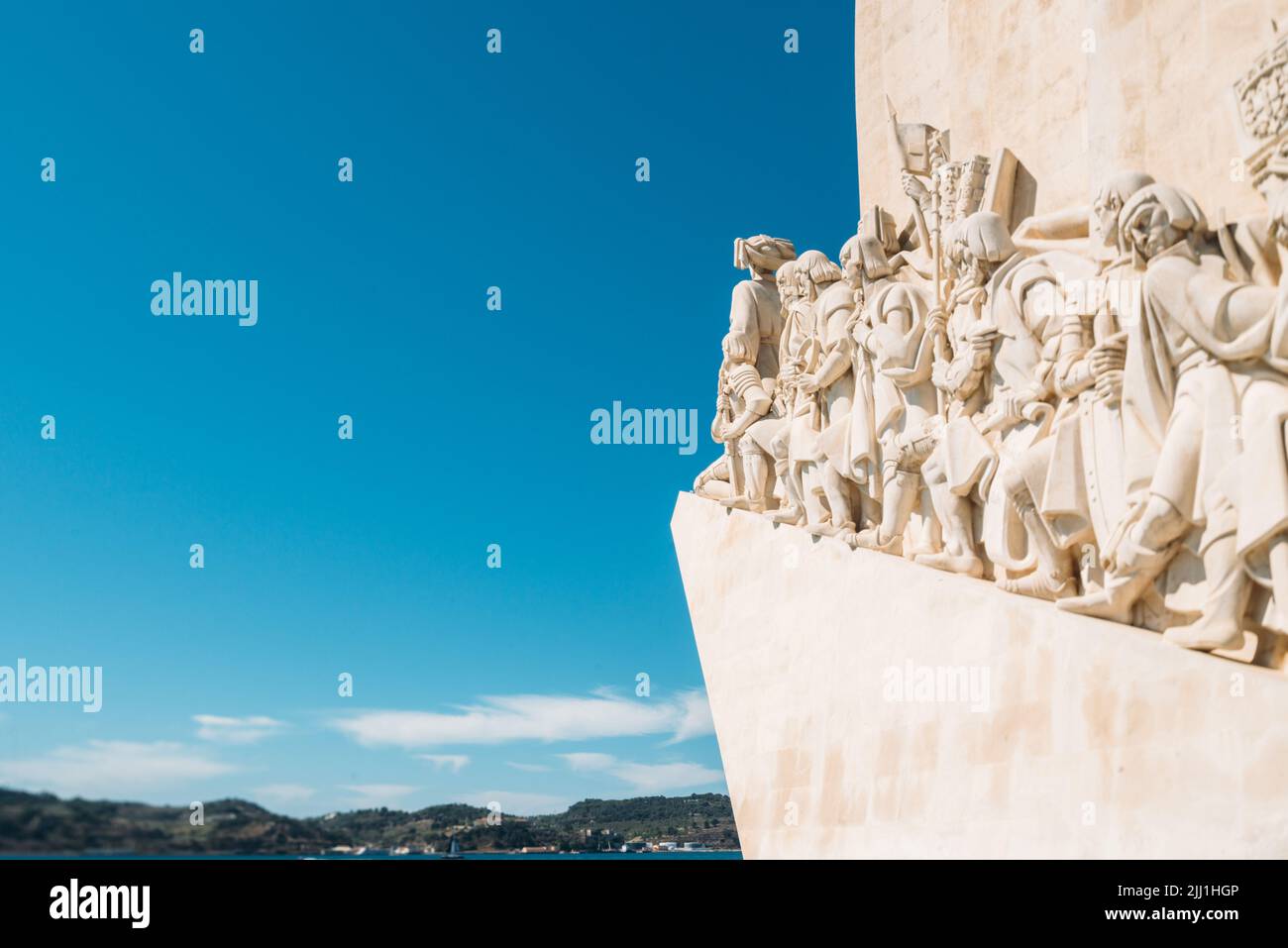 Lissabon, Portugal - 21. Juli 2022: Massen von Touristen im Padrao dos Descobrimentos, übersetzt in Monument of the Discoveries, in der Gegend von Belem Stockfoto