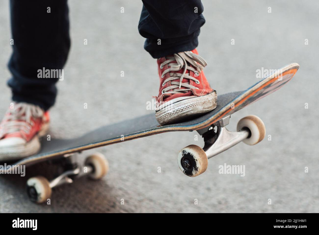 Nicht erkennbarer Skateboarder mit roten Sneakers Stockfoto