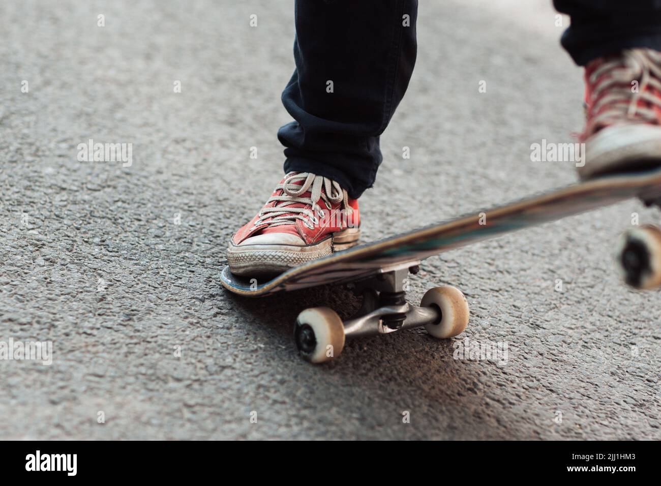 Nicht erkennbarer Skateboarder mit roten Sneakers Stockfoto