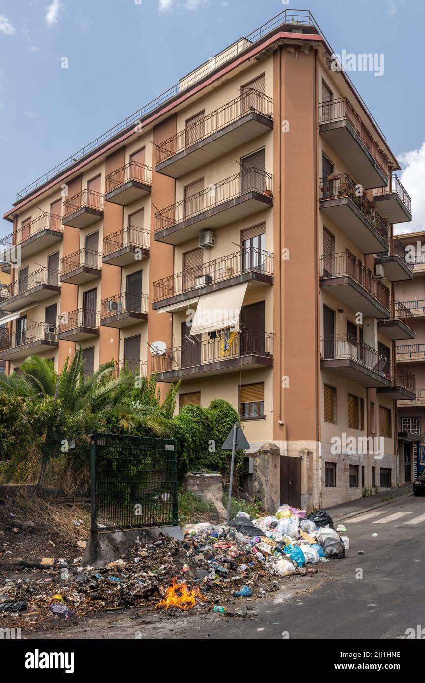 Häusliche Müllverbrennung auf der Straße in Catania, Sizilien, Italien. Die ordnungsgemäße Abfallentsorgung ist in der Stadt und in weiten Teilen Siziliens ein großes Problem Stockfoto