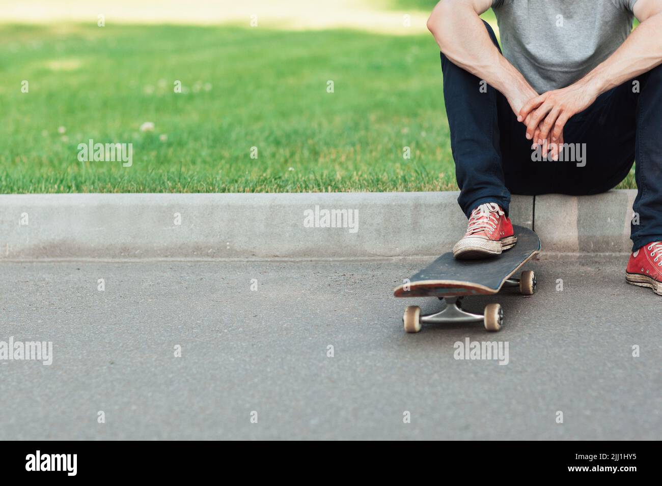 Unverkennbarer Hipster-Mann mit Skateboard Stockfoto