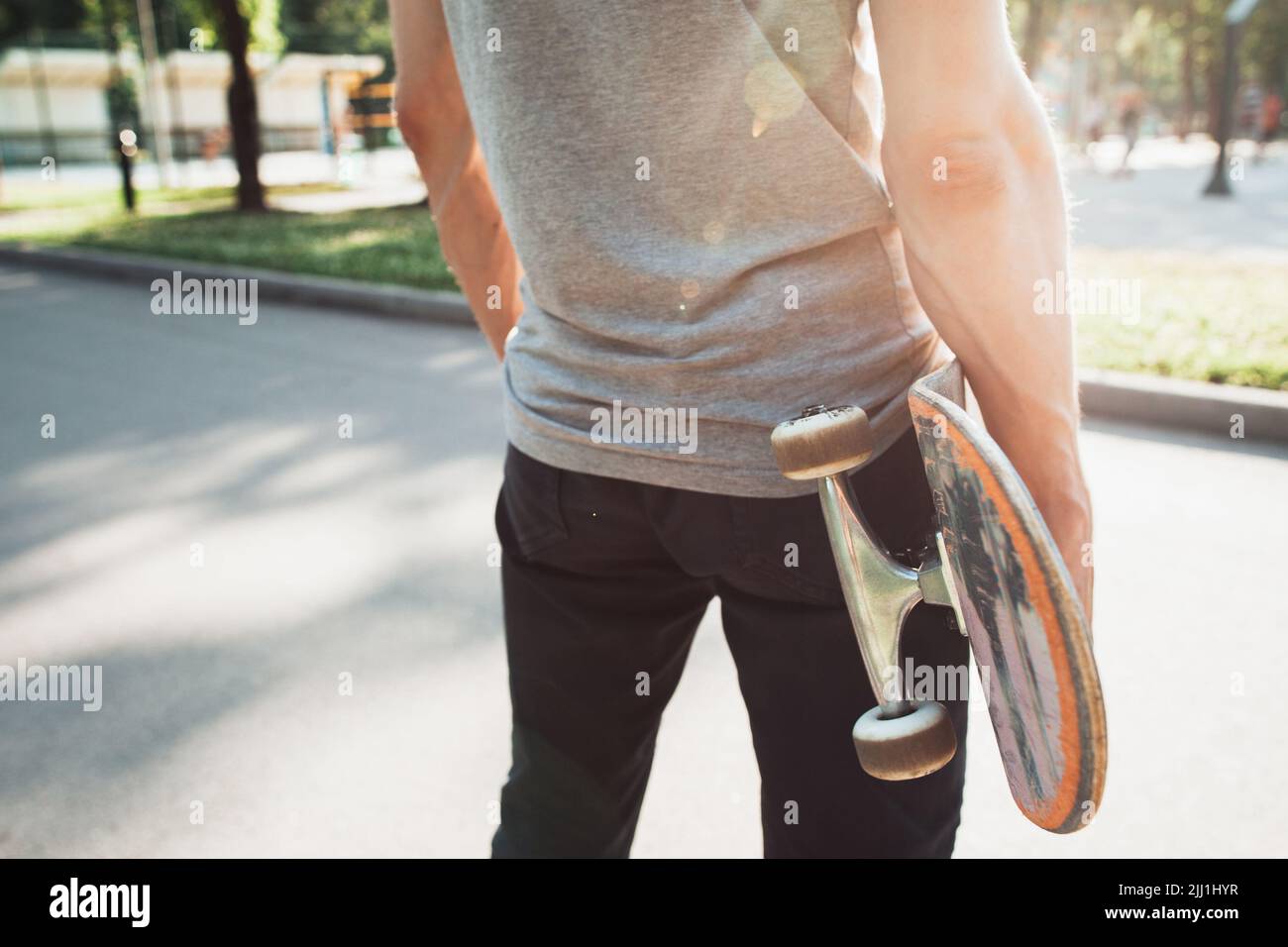 Nicht erkennbarer junger Mann mit Skateboard Stockfoto