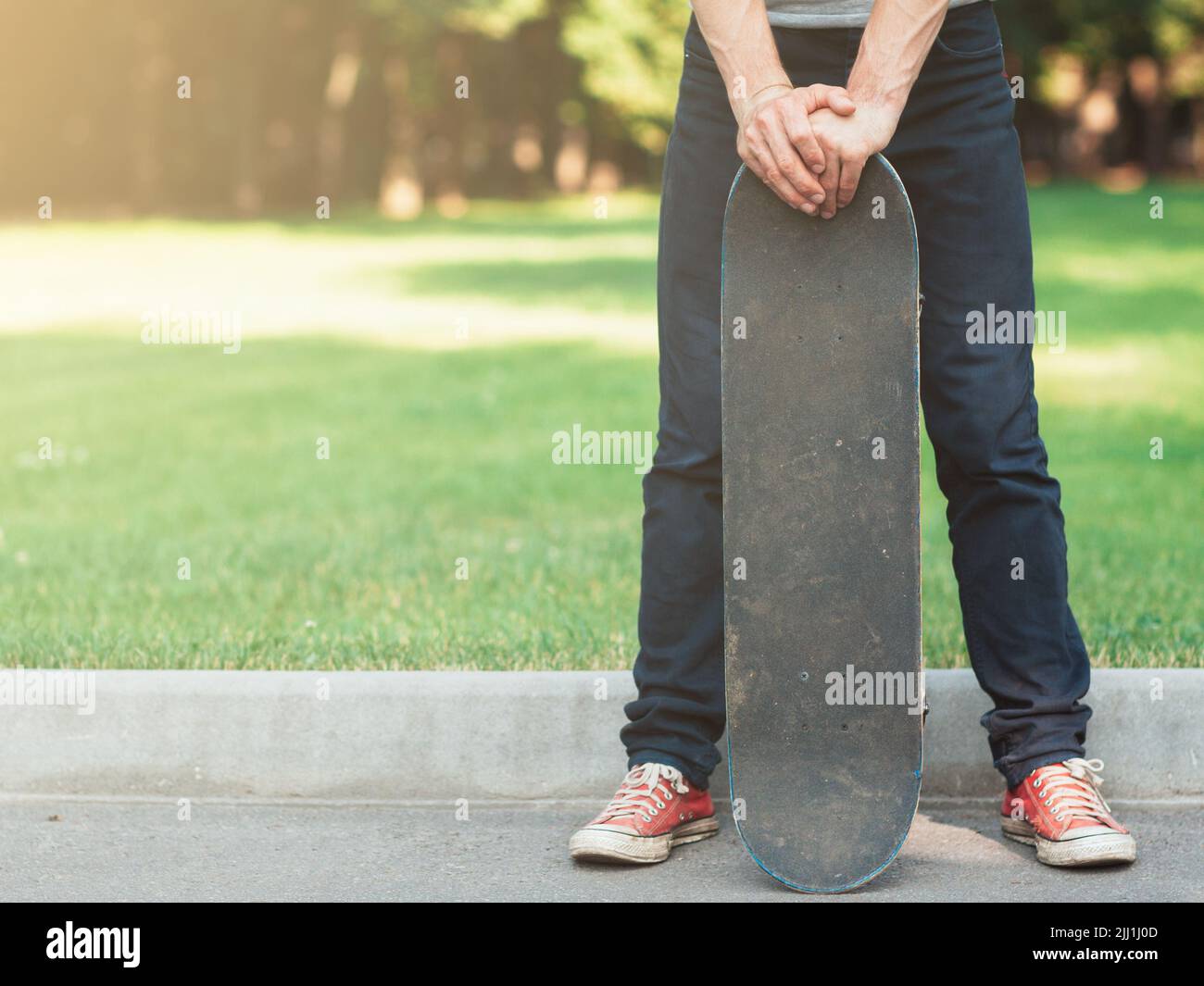 Skateboarding Lifestyle des jungen Hipster Mann Stockfoto