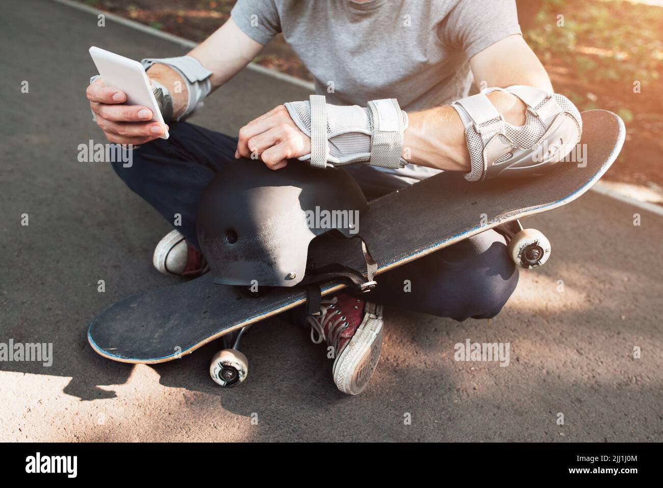 Skateboarder hat kurze Pause im Online-Netzwerk Stockfoto