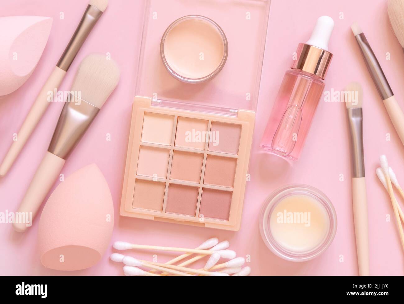 Hautpflege- und Make-up-Produkte auf hellrosa, Draufsicht, Banner. Flaches Lay mit natürlichen Schönheitsprodukten und dekorativer Kosmetik. Alltägliche Frau Gesicht Auto Stockfoto