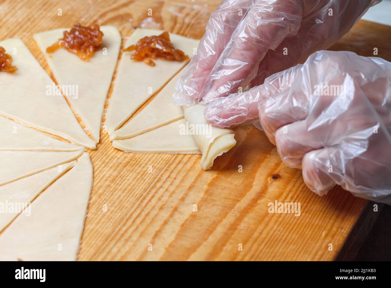 Kochen Mini-Croissants in der Küche zu Hause Stockfoto
