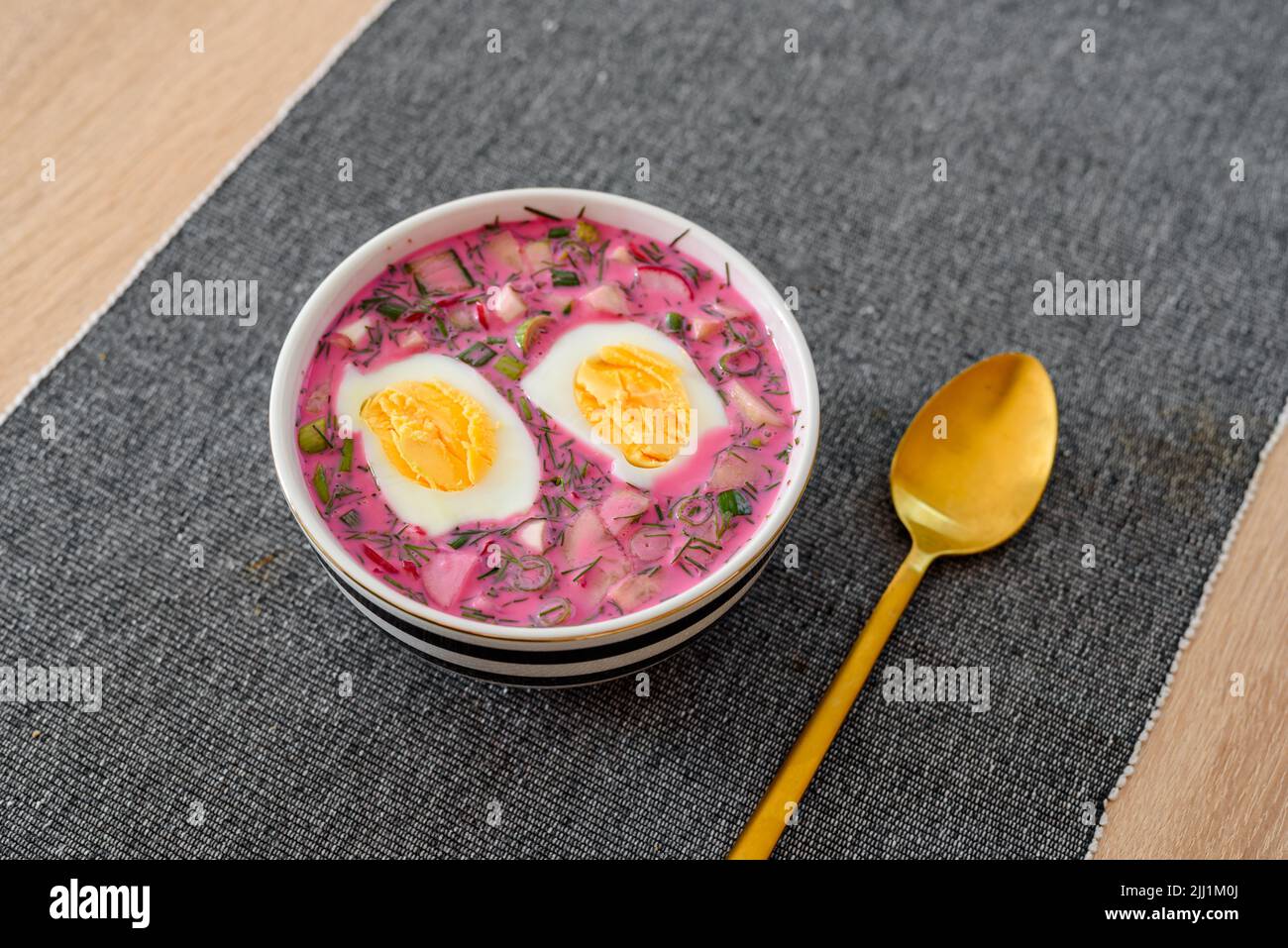 Kalte Rote Beete Suppe mit Eiern und frischem Gemüse. Im Sommer werden ...