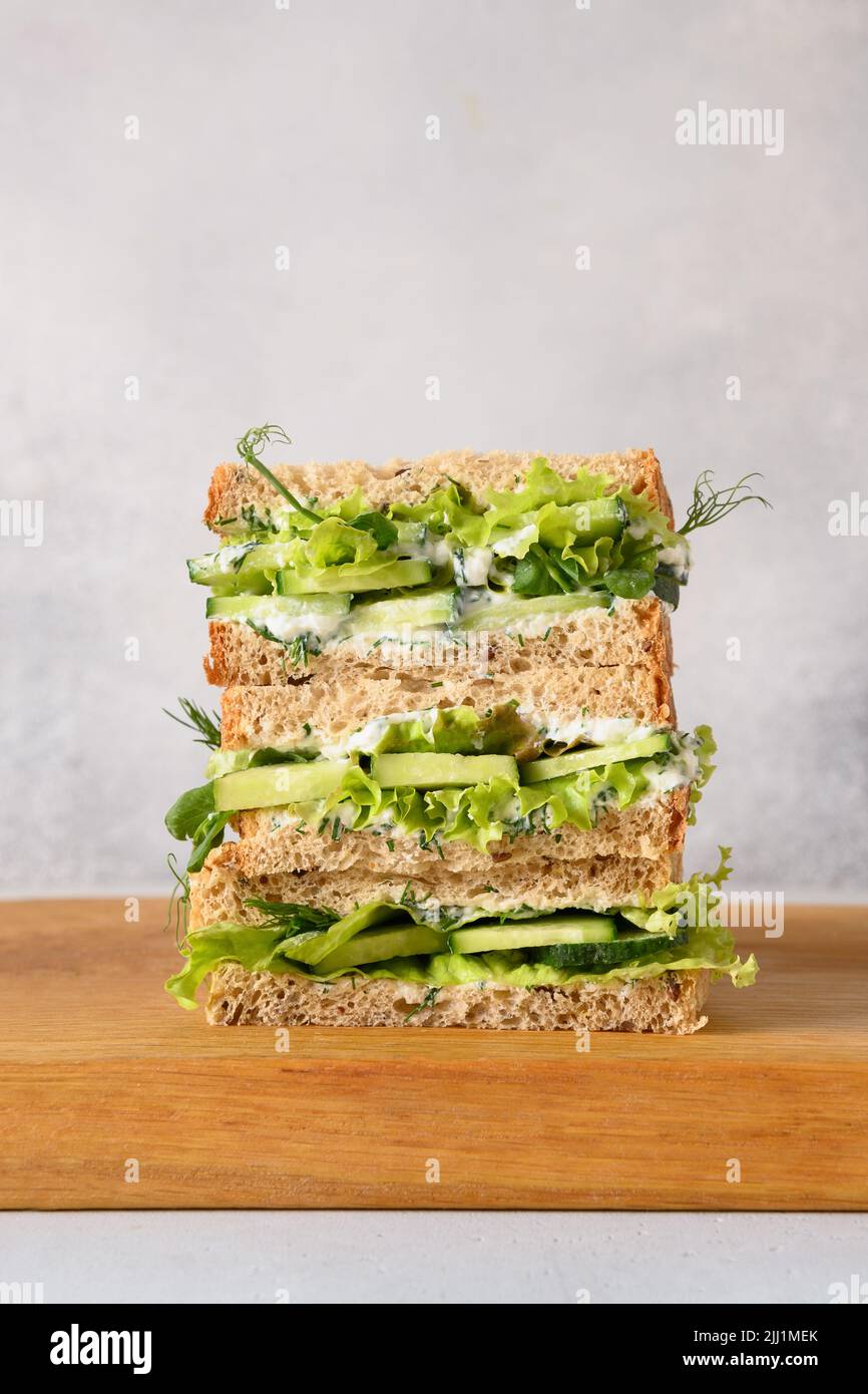 Englische Teegurken-Sandwiches mit Frischkäse, Dill. Stockfoto