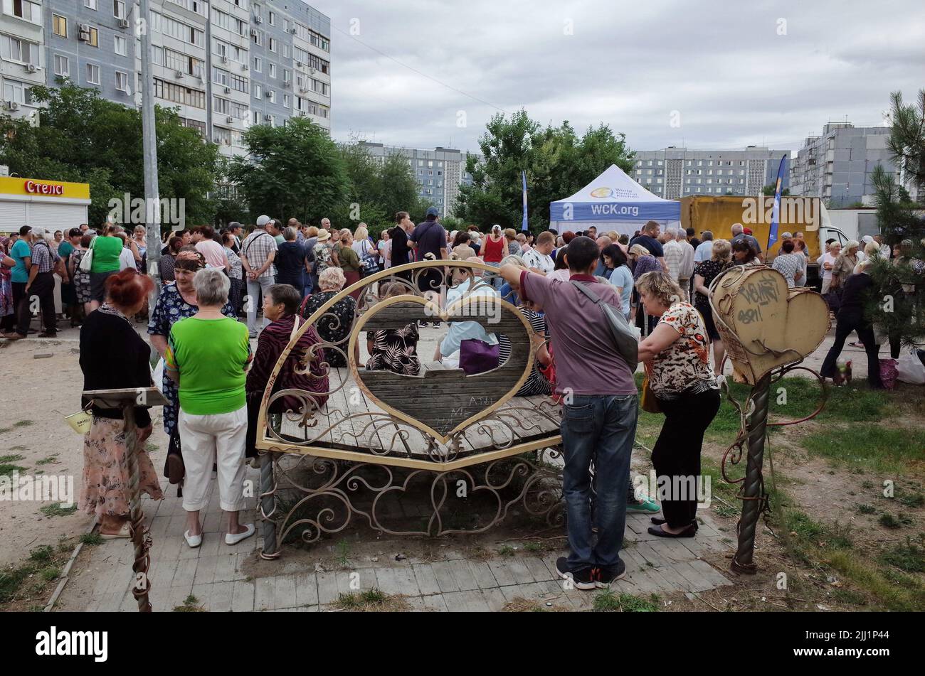 In Zaporizhzhya warten die Menschen auf humanitäre Hilfe. Der Krieg in der Ukraine erschüttert weiterhin das Leben von Millionen von Menschen im ganzen Land, da Berichte über neue Angriffe auftauchen und die Kämpfe im Osten eskalieren. Schäden an der zivilen Infrastruktur wirken sich alarmierend auf den Zugang der Menschen zu grundlegenden Dienstleistungen aus, insbesondere zu Wasser, Strom und Gesundheitsdiensten. Humanitäre haben mehr Menschen erreicht als ursprünglich angestrebt, aber weit davon entfernt, den Bedarf von 16 Millionen Ukrainern zu decken, die humanitäre Hilfe benötigen. Stockfoto