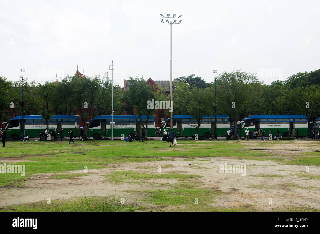 Mobile Toilette Anhänger Fahrzeug für Service thai Menschen ausländische Reisende in Sanam Luang öffentlichen Garten Park und Phra Kaew Tempel oder Wat Phra Si Rattana Stockfoto