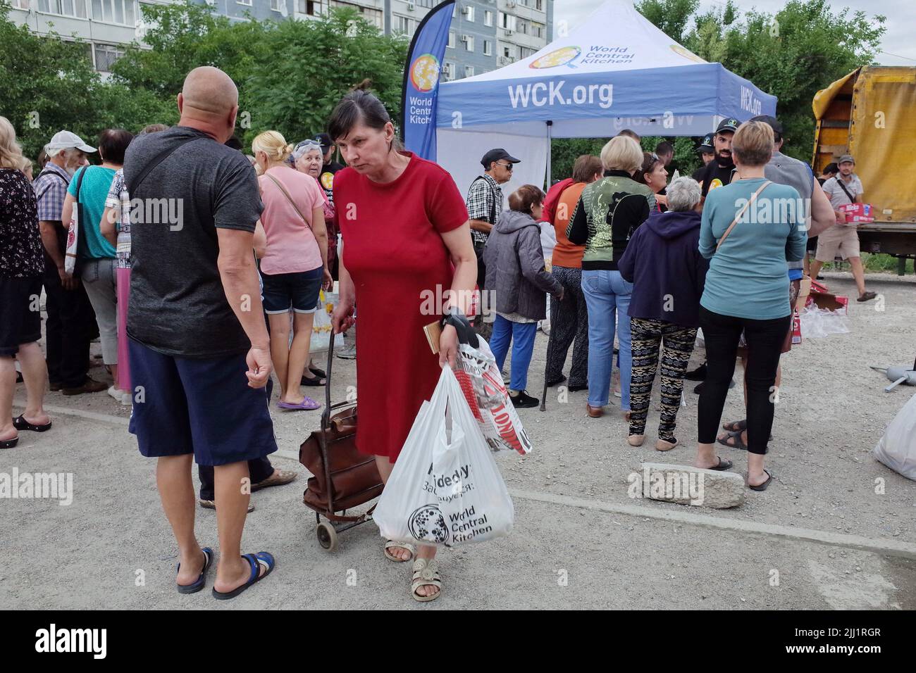 Eine Frau sah, wie sie in Zaporizhzhya humanitäre Hilfe erhalten hatte. Der Krieg in der Ukraine erschüttert weiterhin das Leben von Millionen von Menschen im ganzen Land, da Berichte über neue Angriffe auftauchen und die Kämpfe im Osten eskalieren. Schäden an der zivilen Infrastruktur wirken sich alarmierend auf den Zugang der Menschen zu grundlegenden Dienstleistungen aus, insbesondere zu Wasser, Strom und Gesundheitsdiensten. Humanitäre haben mehr Menschen erreicht als ursprünglich angestrebt, aber weit davon entfernt, den Bedarf von 16 Millionen Ukrainern zu decken, die humanitäre Hilfe benötigen. (Foto von Andriy Andriyenko/SOPA Images/Sipa USA) Stockfoto