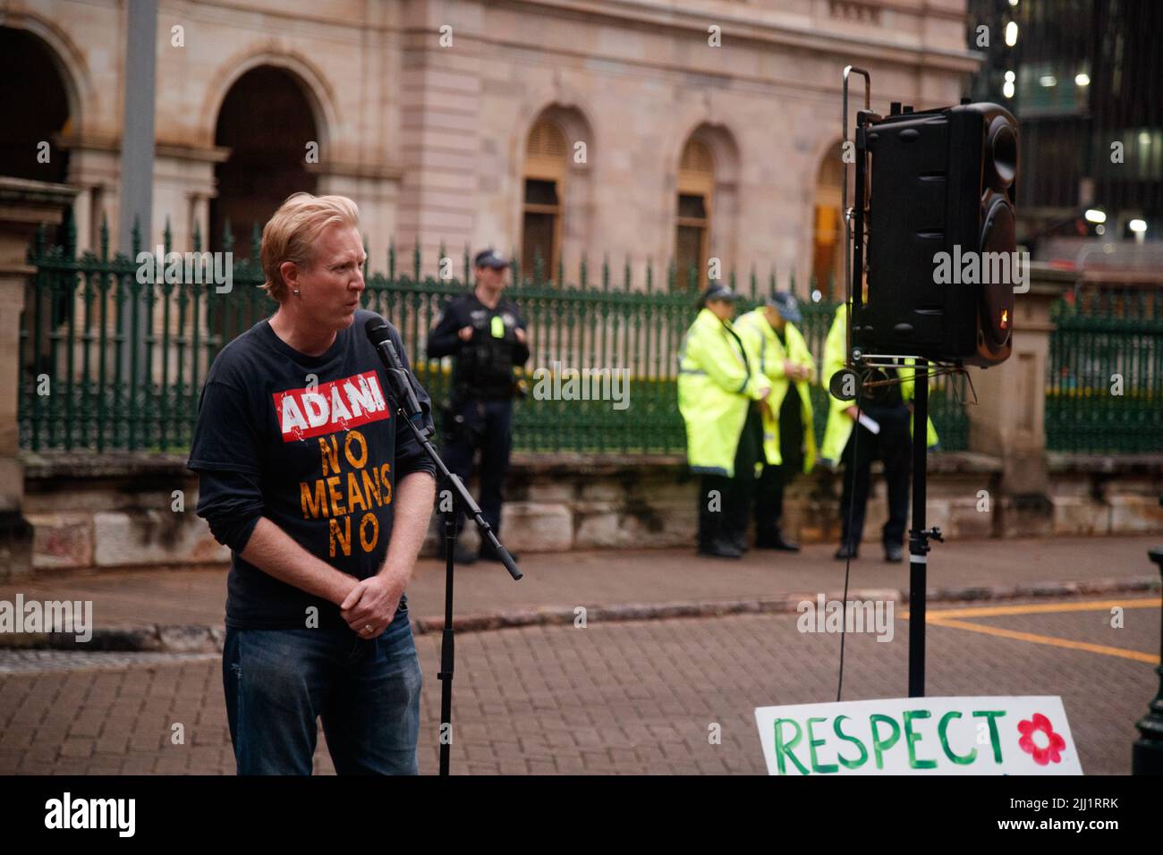 Der ehemalige Sprecher der Blockade in Galilee Ben Pennings spricht mit der Menge während einer Kundgebung gegen die Anti-Protestgesetze von Queensland vor dem Parlament von Queensland in Brisbane am 22. Juli 2022. Pennings wurde 2020 vom Kohlebergbauunternehmen Adani wegen „Vertrauensbruch“ während seiner Kampagne gegen die vom Unternehmen vorgeschlagene Carmichael-Mine in Queensland verklagt. Mitglieder des Solidarity and Resistance Collective und die Öffentlichkeit versammelten sich vor dem Parlament von Queensland und marschierten später zum Obersten Gerichtshof, um gegen neue Anti-Protest-Gesetze sowohl im Bundesstaat Queensland als auch in els zu protestieren Stockfoto