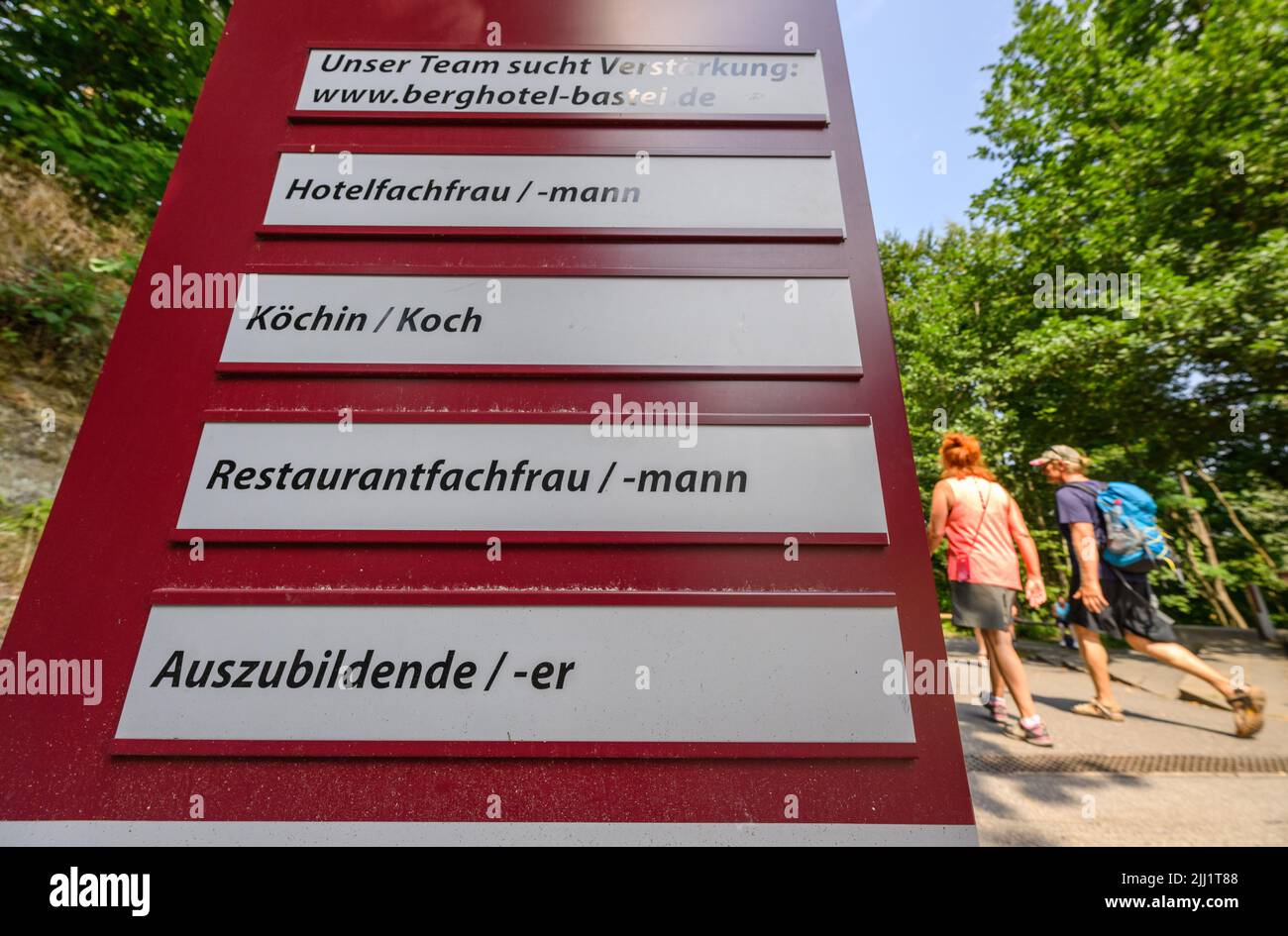 Lohmen, Deutschland. 21.. Juli 2022. Ein Schild vor dem Berghotel an der Bastei in der Sächsischen Schweiz wirbt für die Suche nach Fachkräften. Kredit: Robert Michael/dpa/Alamy Live Nachrichten Stockfoto