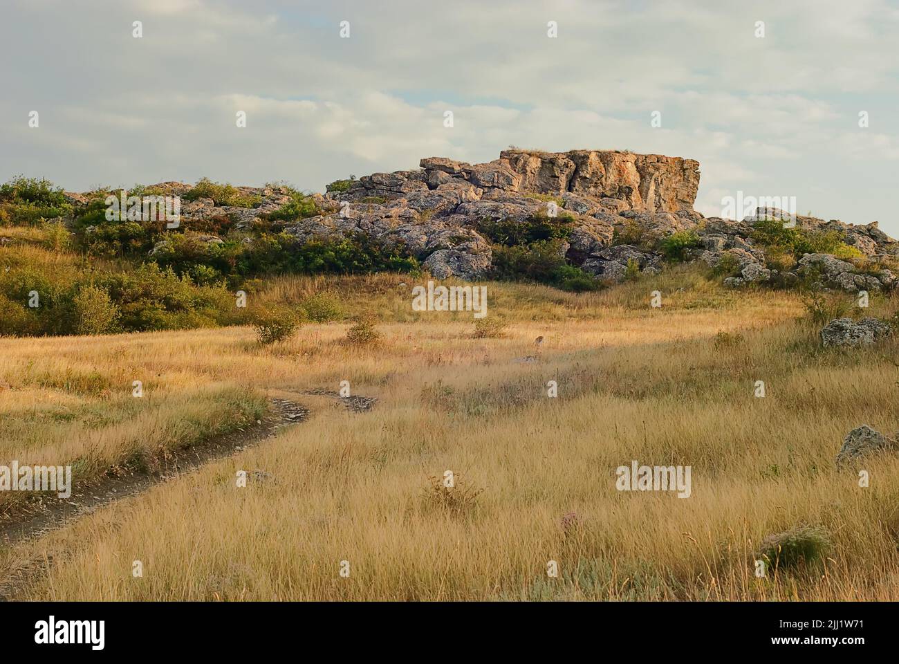 Die Felsen in der asowschen Steppe bei der Morgendämmerung unter dem blauen Himmel Stockfoto