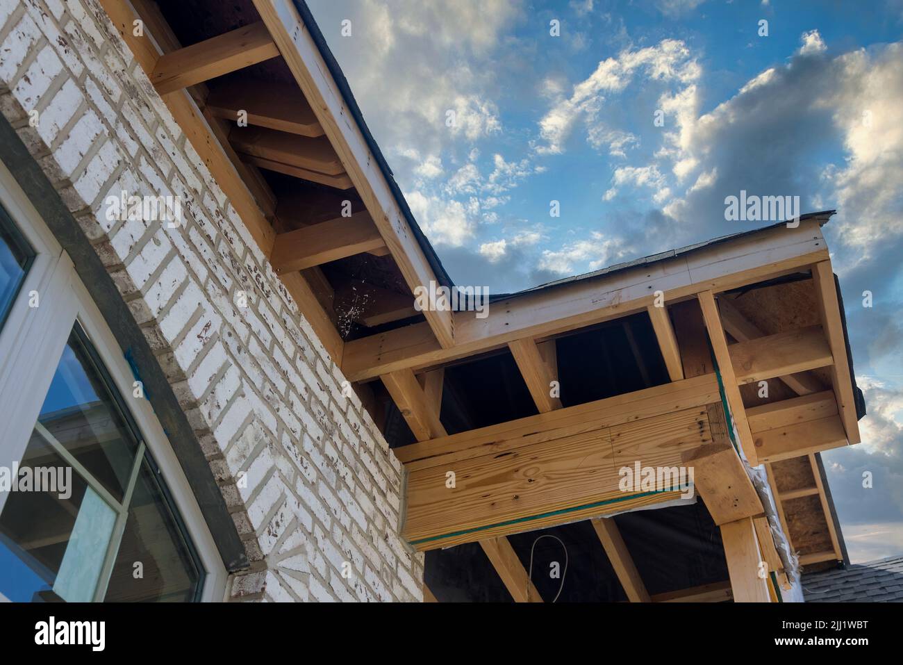 Soffit Installation in einem neuen Haus nach der Vorbereitung für Soffit Installation auf dem Dach Stockfoto