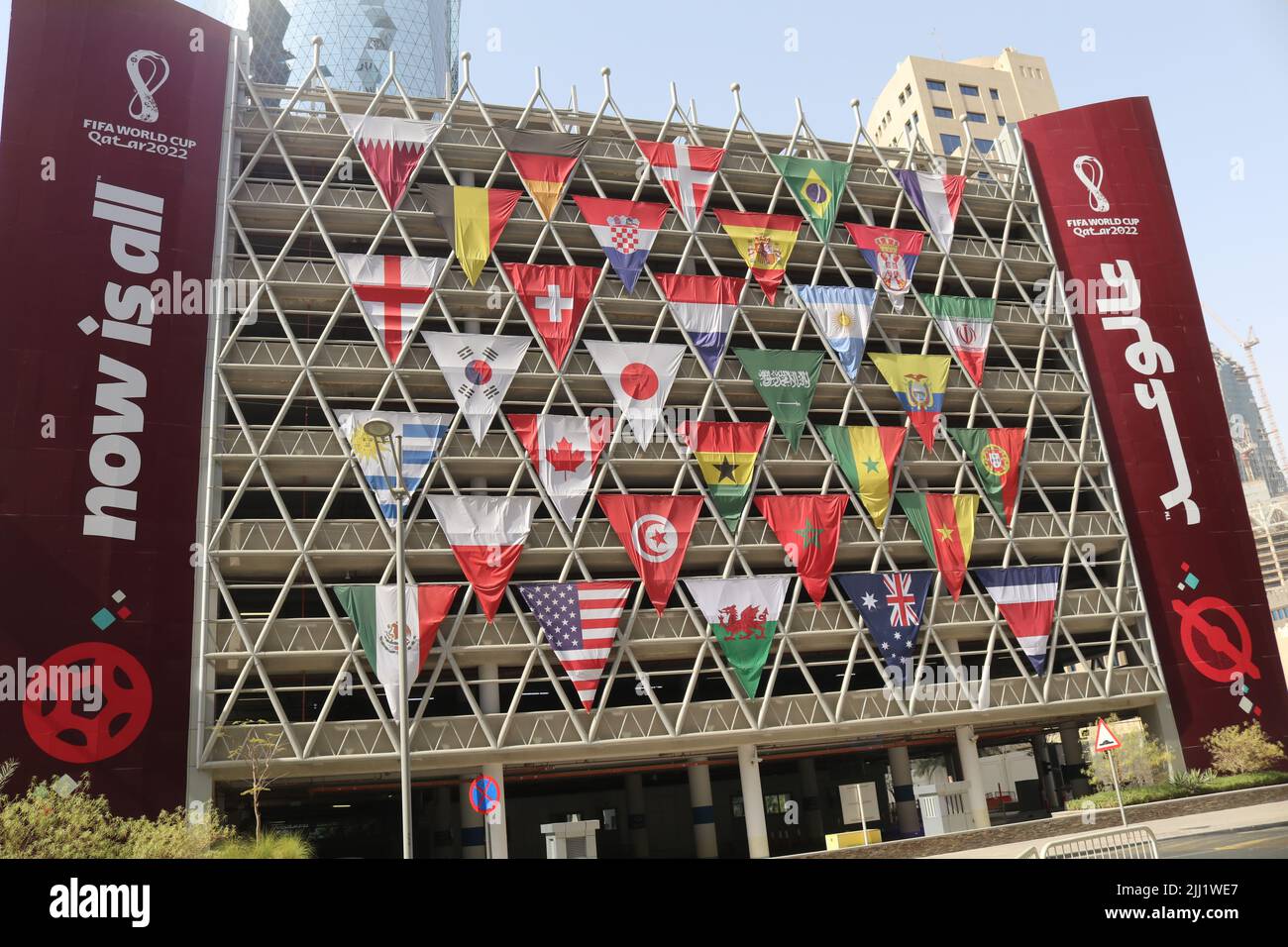 An einer Gebäudefassade zur FIFA 2022-Feier werden Flaggen aller 32 teilnehmenden Nationen angebracht. Es wird die beste Weltmeisterschaft sein, die jemals organisiert wurde Stockfoto