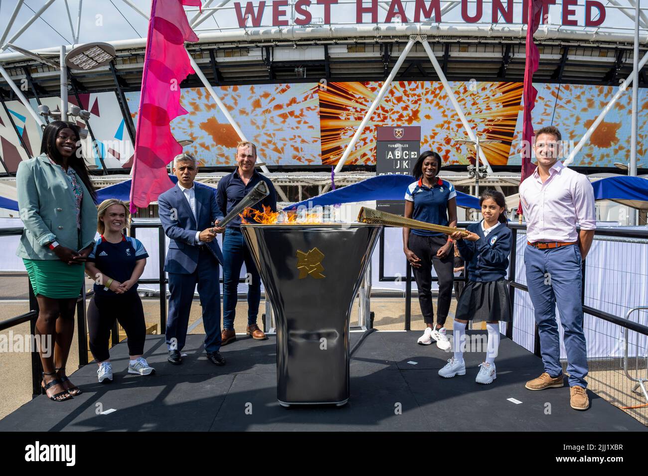 London, Großbritannien. 22. Juli 2022. Paralympische Ellie Simmonds, Sadiq Khan, Bürgermeister von London, Olympischer Sir Chris Hoy und Olympiateilnehmerin Christine Ohuruogu auf der Bühne beim Anzünden des olympischen Kauldrons beim 10.-jährigen Jubiläum, das genau 10 Jahre seit der Eröffnungszeremonie der Olympischen Spiele 2012 im Londoner Stadion steht. Die Veranstaltung wurde abgehalten, um auf das Jahr 2012 zurückzublicken und sich auf das fortwährende Erbe der Spiele zu freuen. Kredit: Stephen Chung / Alamy Live Nachrichten Stockfoto