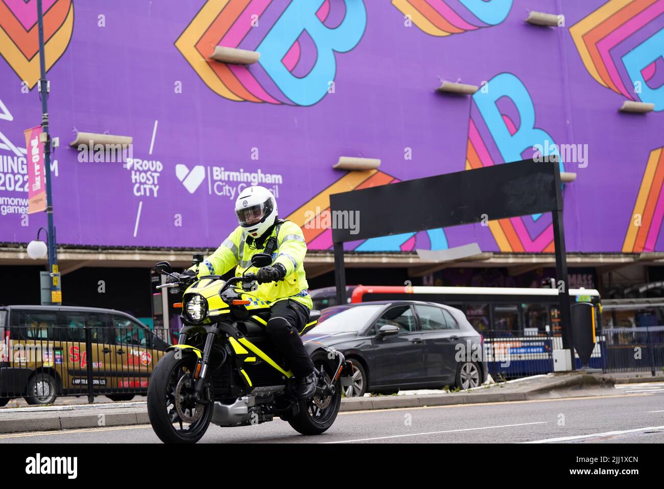 Ein Polizeibeamter der West Midlands mit einem vollelektrischen Harley Davidson „LiveWire“-Motorrad von der New Street Station, Birmingham, vor den Commonwealth Games (CWG). Die auffälligen Harleys, die vom Motorradhersteller Harley Davidson ausgeliehen und in Polizeikrisen geschmückt wurden, werden von der CWG Traffic Unit genutzt, um VIPs während des zweiwöchigen Sportspektakels sicher zu begleiten. Bilddatum: Freitag, 22. Juli 2022. Stockfoto