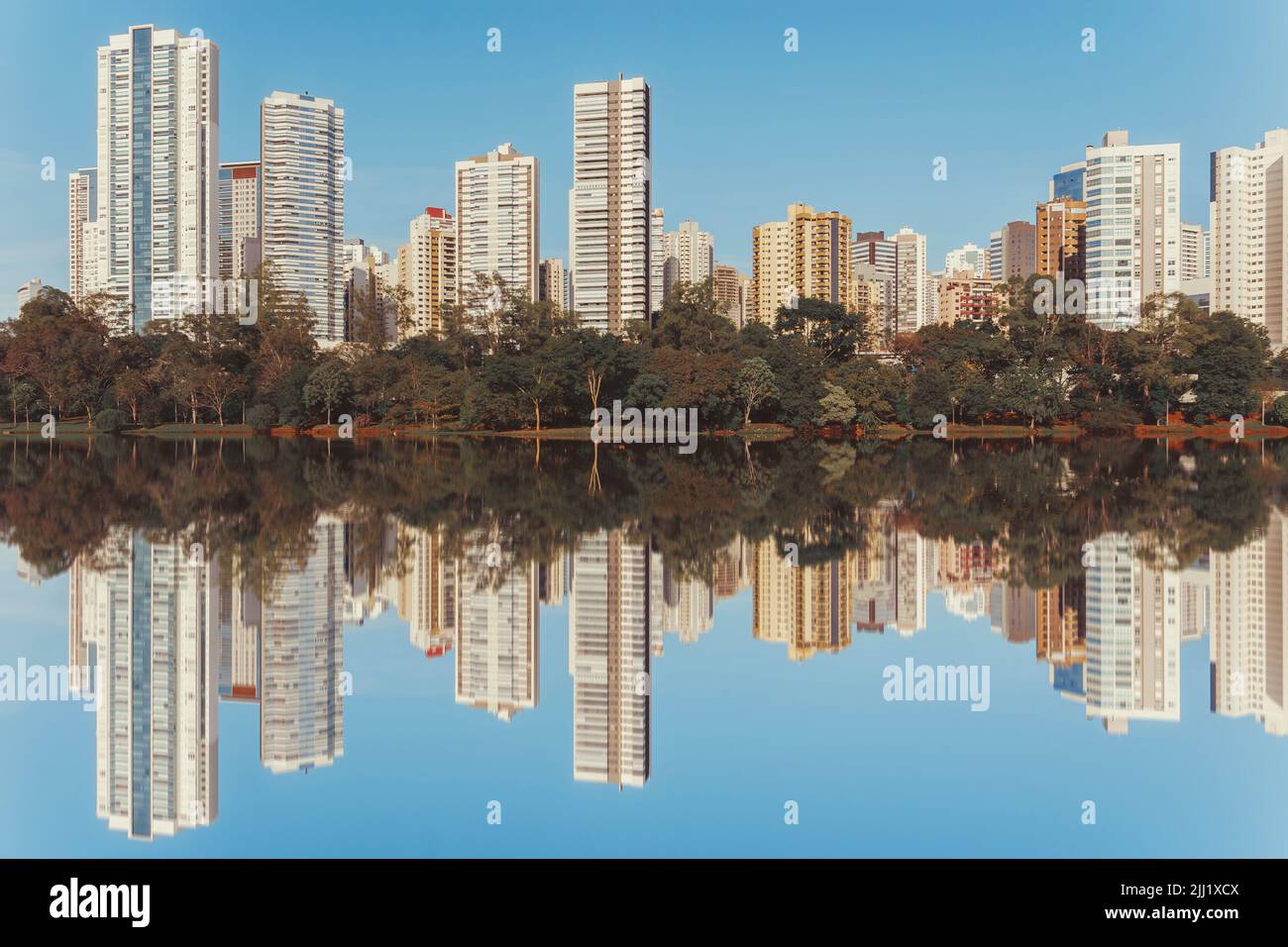 Detail des Igapó-Sees in der Stadt Londrina, Südbrasilien, mit Gebäuden im Hintergrund. Stockfoto