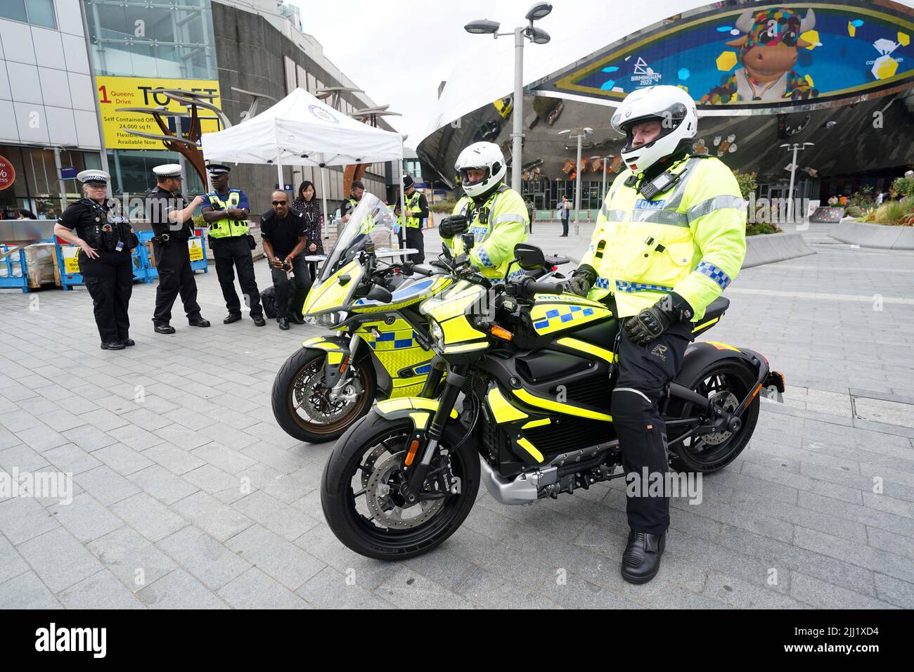 Polizeibeamte der West Midlands mit zwei vollelektrischen Harley Davidson „LiveWire“-Motorrädern fahren vor den Commonwealth Games (CWG) am Bahnhof New Street in Birmingham vorbei. Die auffälligen Harleys, die vom Motorradhersteller Harley Davidson ausgeliehen und in Polizeikrisen geschmückt wurden, werden von der CWG Traffic Unit genutzt, um VIPs während des zweiwöchigen Sportspektakels sicher zu begleiten. Bilddatum: Freitag, 22. Juli 2022. Stockfoto