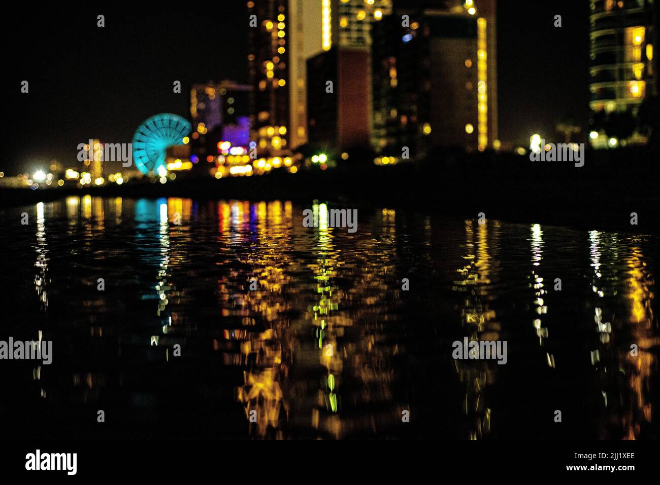 Die Skyline und der ruhige Fluss der Themse in London, Großbritannien Stockfoto