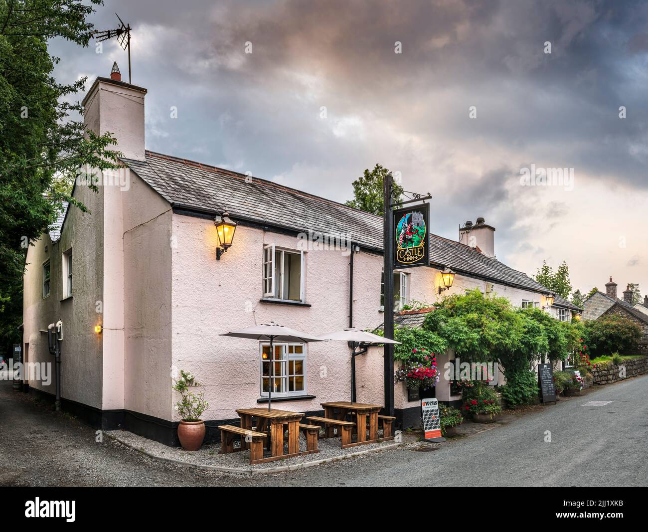 Lydford, Devon - das malerische Castle Inn in Lydford, nur einen Steinwurf von der Lydford Gorge entfernt, erweist sich als beliebtes Ziel für einen Drink und eine Mahlzeit mit beiden Lokas Stockfoto