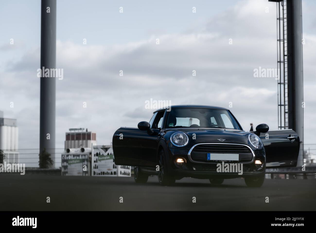 Mini One auf einem Parkplatz mit offenen Türen Stockfoto