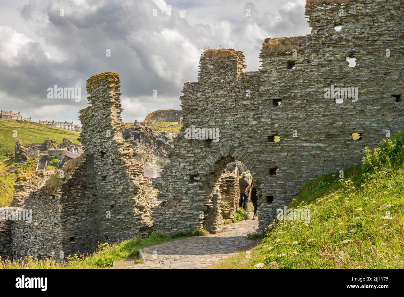 Tintagel Castle ist eine mittelalterliche Festung auf der Halbinsel Tintagel Island, die an das Dorf Tintagel in Nord-Cornwall angrenzt. Stockfoto