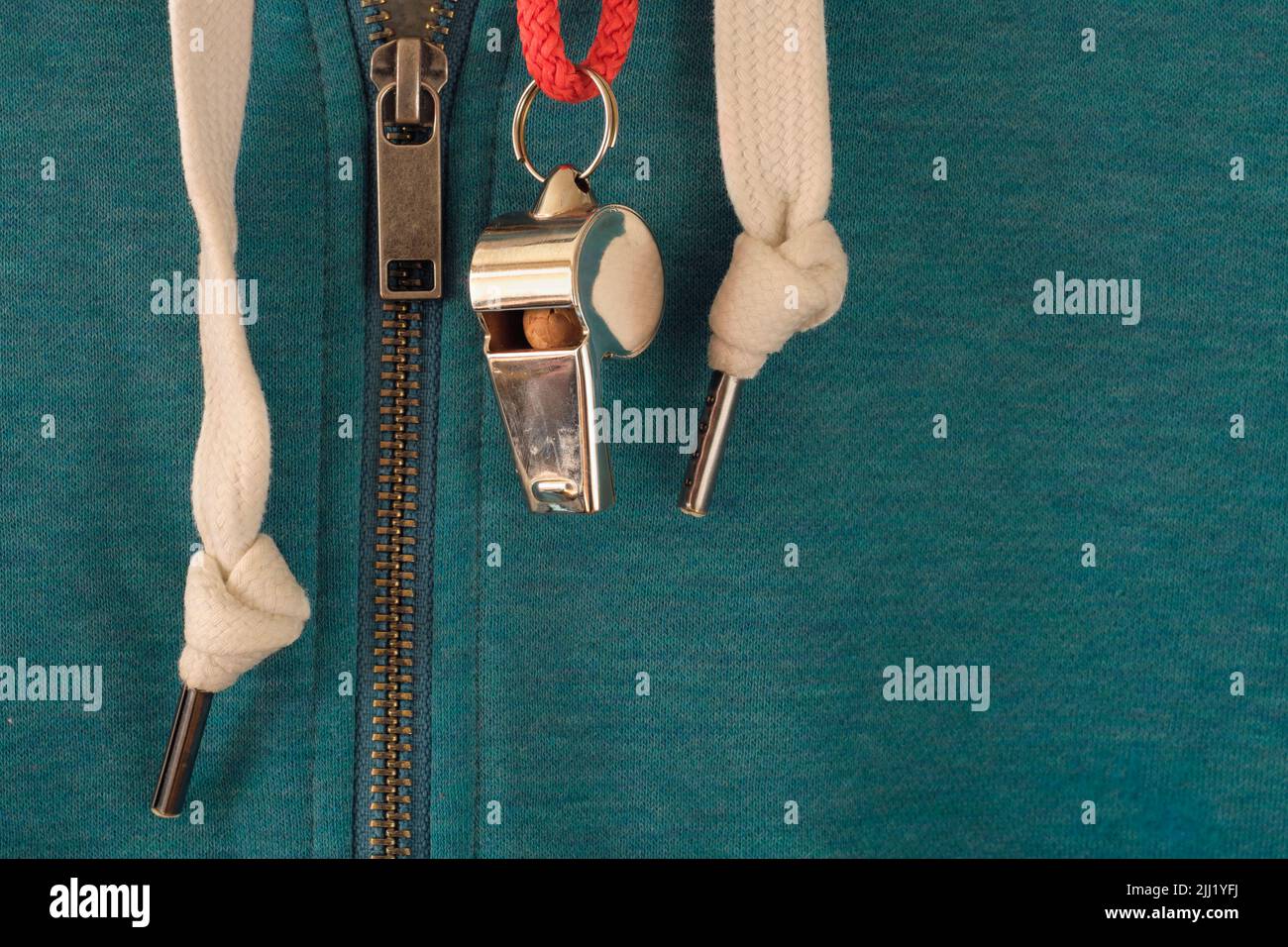 Pfeife des Fußballschiedsrichters oder Trainers auf der Trainingshose. Großes Fußballevent in diesem Jahr, Fußballmeisterschaftskonzept Stockfoto