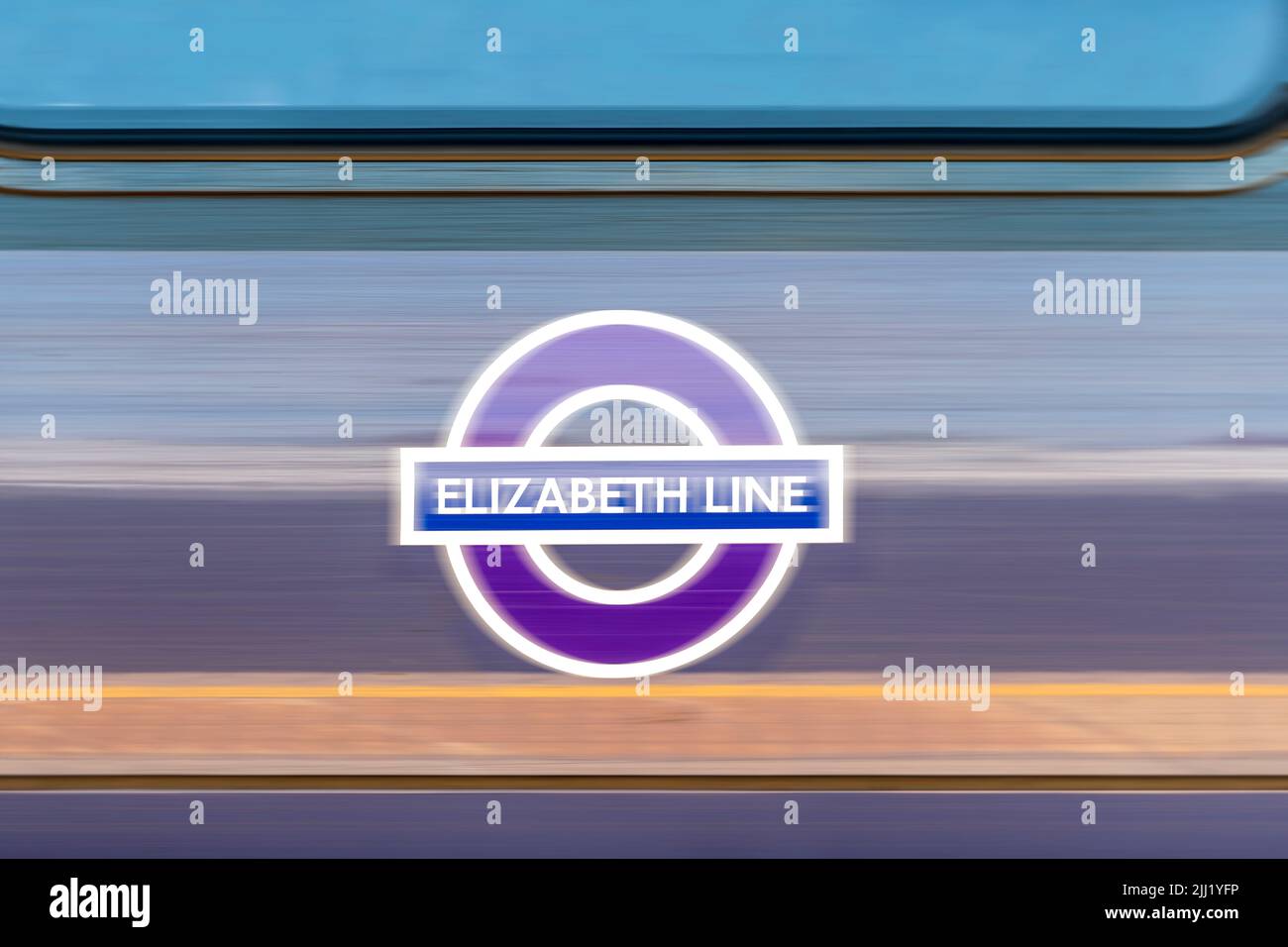 Das Elizabeth Line Logo, das auf der Seite eines vorbeifahrenden Eisenbahnwagens auf der neu eröffneten Elizabeth Line abgebildet ist. Der Service wird von betrieben Stockfoto