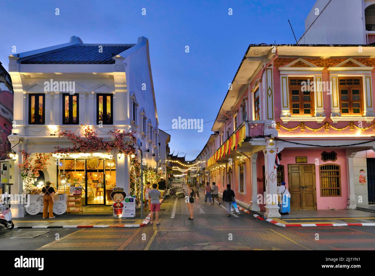 Die Abenddämmerung fällt über die malerischen chinesisch-portugiesischen oder peranakan-Läden in der Thalang Road im Altstadtdenkmal von Phuket Town, Phuket, Thailand Stockfoto