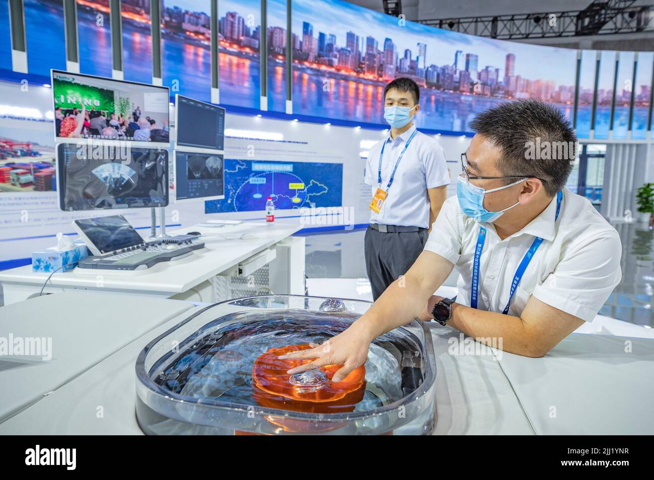 Chongqing. 22.. Juli 2022. Ein Mitarbeiter zeigt ein hochintensives, fokussiertes Ultraschallsystem für die Krebsbehandlung während der vierten internationalen Messe für Investitionen und Handel in Chongqing im Südwesten Chinas, 22. Juli 2022. Die vierte Internationale Fachmesse für Investitionen und Handel (WCIFIT) in Westchina startete am Donnerstag in der südwestchinesischen Gemeinde Chongqing. Die Veranstaltung dient dazu, das Image Westchinas zu fördern und gleichzeitig die internationale Zusammenarbeit zu fördern. Quelle: Huang Wei/Xinhua/Alamy Live News Stockfoto