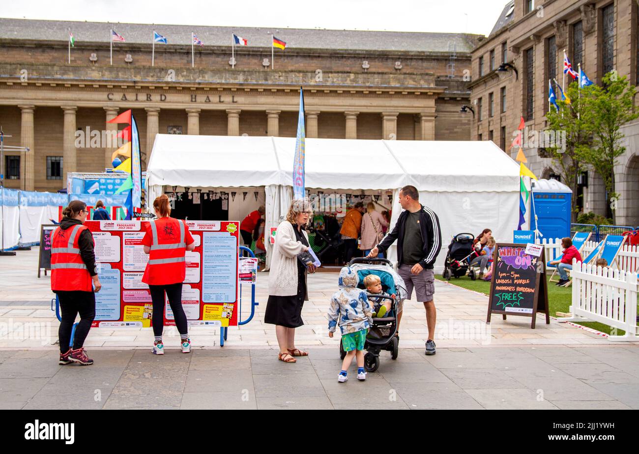 Dundee, Tayside, Schottland, Großbritannien. 22.. Juli 2022. Bash Street Festival 2022. Die Scrapanatic Marble Workshop, die für Kinder konzipiert wurde, um ihren eigenen Marble Run zu bauen, und das Activity Tent sind nun im Rahmen des Dundee Summer Bash Street Festival 2022 auf dem City Square für die Öffentlichkeit zugänglich. Die Familienveranstaltung findet vom 16.. Bis 24.. Juli 2022 statt, und Dundee wurde als Beanotown bezeichnet. Straßenunterhaltung wie ein interaktiver Marmorlauf und ein Aktivitätszelt für kleine Kinder begeistern und begeistern Zuschauer jeden Alters. Kredit: Dundee Photographics/Alamy Live Nachrichten Stockfoto