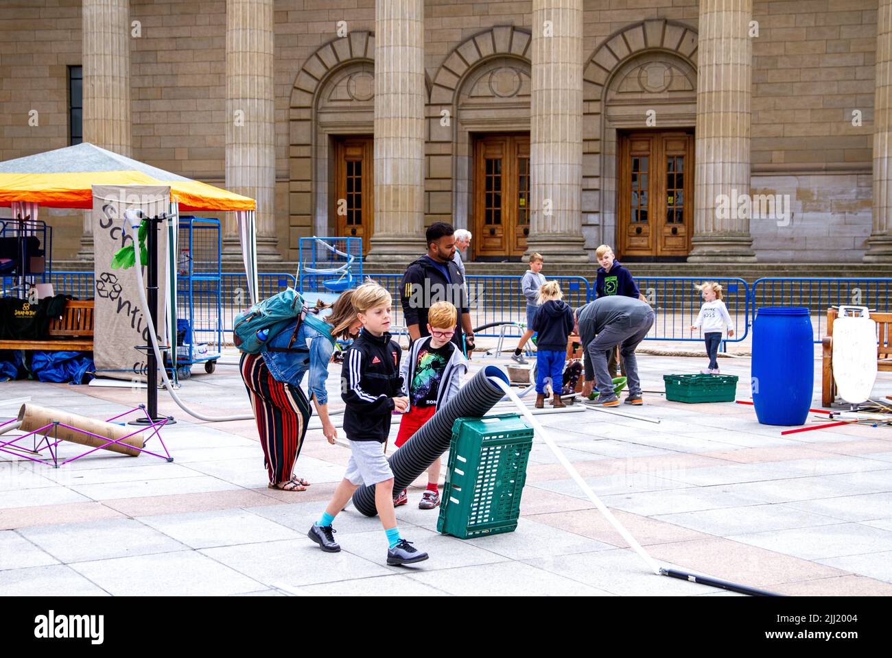 Dundee, Tayside, Schottland, Großbritannien. 22.. Juli 2022. Bash Street Festival 2022. Die Scrapanatic Marble Workshop, die für Kinder konzipiert wurde, um ihren eigenen Marble Run zu bauen, und das Activity Tent sind nun im Rahmen des Dundee Summer Bash Street Festival 2022 auf dem City Square für die Öffentlichkeit zugänglich. Die Familienveranstaltung findet vom 16.. Bis 24.. Juli 2022 statt, und Dundee wurde als Beanotown bezeichnet. Straßenunterhaltung wie ein interaktiver Marmorlauf und ein Aktivitätszelt für kleine Kinder begeistern und begeistern Zuschauer jeden Alters. Kredit: Dundee Photographics/Alamy Live Nachrichten Stockfoto